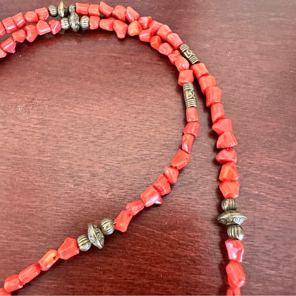 Natural coral chain for eyeglasses, baroque coral beads with bronze accents - Picture 3 of 4